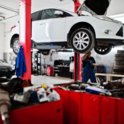 Mechanik wykonujący przegląd przedzakupowy